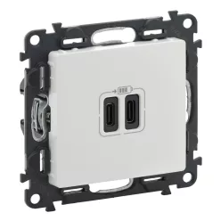   Legrand Valena Life Töltőaljzat Kettős USB C-típusú csatlakozóval, 5V–3A–15W, Túlfesz-védelem >1kW, Class II SELV, Fehér (Legrand 753107)