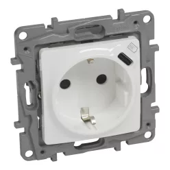   Legrand Niloé 2P+F földelt aljzat, USB C-típusú csatlakozóval, fehér (Legrand 764535)