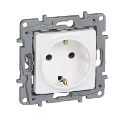   Legrand Niloé 2P+F csatlakozóaljzat (csavaros), fehér (Legrand 764539)