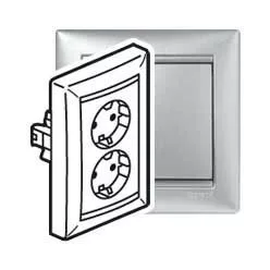   Legrand Valena 2x2P+F csatlakozóaljzat alumínium (Legrand 770100)