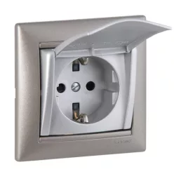   Legrand Valena 2P+F csatlakozóaljzat csapófedéllel alumínium (Legrand 770122)