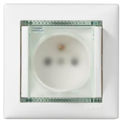   Legrand Valena IP44 2P+F csatlakozóaljzat csapófedéllel, fehér (Legrand 774220)