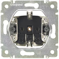   Legrand Valena 2P+F csatlakozóaljzat biztonsági zsaluval, rugós bekötéssel, fehér (Legrand 774222)