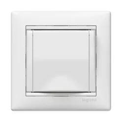   Legrand Valena 2P+F csatlakozóaljzat csapófedéllel, fehér (Legrand 774422)