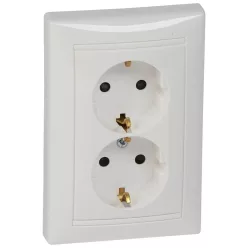   Legrand Valena 2x2P+F csatlakozóaljzat biztonsági zsaluval, fehér (Legrand 774427)